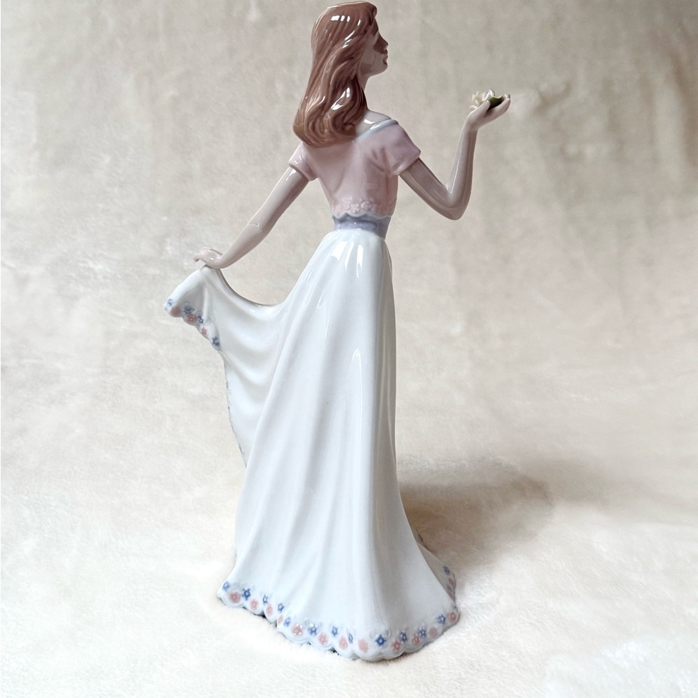 Nadal Porcelain Figurine “ Lady with flowers in Blue and Pink Accents. - Picture 7 of 11